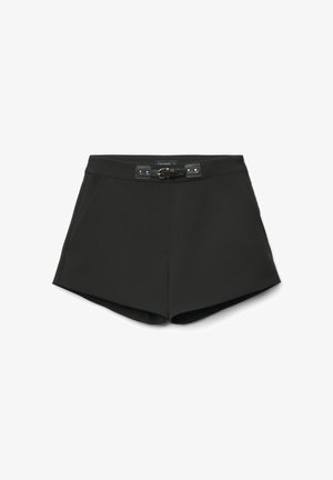 Shorts noirs avec une taille ajustée, dotés d'une ceinture texturée avec une boucle en or, deux poches latérales et une finition en tissu lisse.