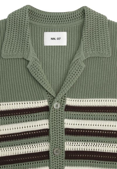 Cardigan verde lavorato a maglia con collo e bottoni, caratterizzato da strisce orizzontali nei colori bianco, marrone scuro e verde, con etichetta "NN. 07".