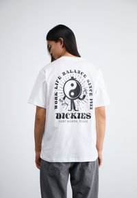 Dickies MONTROSS TEE  - T-shirt estampada - white