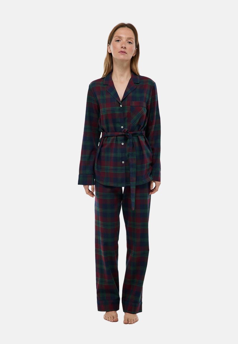 Ensemble de pyjama à carreaux en vert foncé et bordeaux. Tissu doux, chemise à boutons avec col et poche, pantalon ample avec taille élastique et cordon.