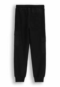 Czarne spodnie dresowe wykonane z miękkiego materiału, z elastycznym pasem, dwoma bocznymi kieszeniami cargo oraz ściągaczami na kostkach.