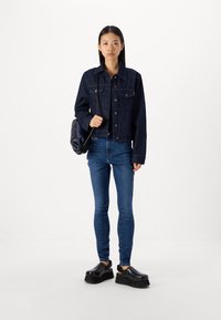 Tommy Hilfiger HARLEM SKINNY - Testhezálló fazon - dark blue denim