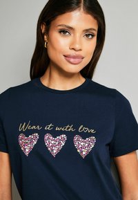 Lipsy REGULAR FIT ROUND NECK WEAR IT WITH LOVE  - Tricou cu imprimeu - navy blue heart