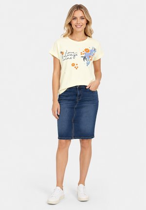 Eight 2 Nine, KURZARM T-SHIRT RUNDHALS FLORALE STICKEREI BLUMENMOTIV - T-shirt print - gelb