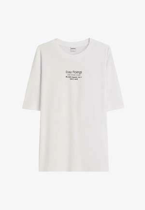 Bijela pamučna majica s opuštenim krojem i kratkim rukavima. Ispod crnog natpisa stoji: "Easy Pickings ONE MORE COINT Nije potrebna vještina, samo slatki zub."