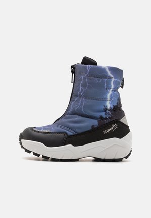 Schneestiefel mit einem blauen Blitzmuster, schwarzem Unterteil, weißer Sohle und einem Frontreißverschluss für einfaches An- und Ausziehen.