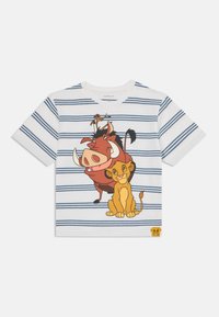 La camiseta de rayas blancas presenta a los personajes de dibujos animados Timón, Pumbaa y Simba. Tejido suave con rayas horizontales azules y una etiqueta de logo.