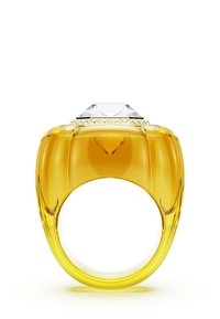 Gul hartsrings med en framträdande klar diamantformad mittsten, accentuerad av mindre klara stenar längs toppkanten.