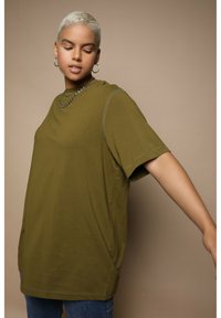 Studio Untold LONGLINE - T-shirt basic - donkerolijf