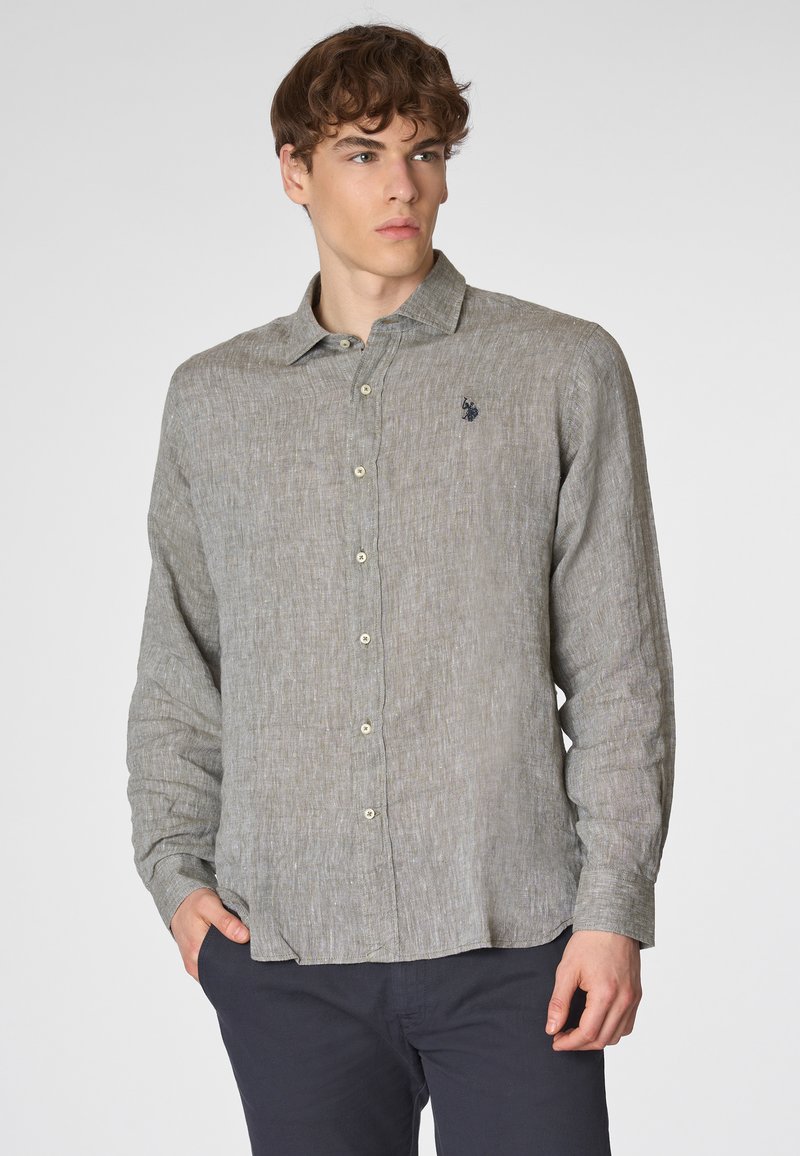 Camicia di lino grigio chiaro con colletto button-down, maniche lunghe e un sottile motivo tessuto. Presenta un piccolo logo ricamato sul petto.