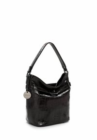 Černá kabelka z krokodýlí kůže s jedním popruhem, malou kovovou značkovou cedulkou a kulatým stříbrným přívěskem zavěšeným po straně.