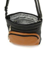 Leren crossbodytas in zwart met een oranje voorvak. Voorzien van een gestreepte binnenkant, ritssluitingen en contrasterende stiksels.