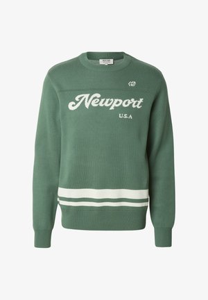 Vihreä pusero, jossa valkoinen "Newport U.S.A."-teksti, resorit hihansuissa ja helmassa sekä kaksi vaakasuoraa valkoista raitaa alaosassa.