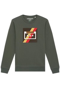 Groene sweatshirt met een retro cassette grafiek op een bruine achtergrond en diagonale rode en gele strepen. Gemaakt van zachte stof.