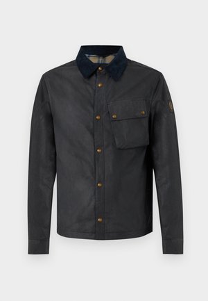 Fekete viaszolt dzseki tengerészkék kordbársony gallérral, elülső patentos gombokkal és két patentos záródású, ferdén elhelyezett mellzsebbel.