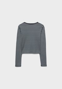 T-shirt à manches longues et longueur raccourcie avec des rayures horizontales gris foncé et gris clair, col rond, présenté de dos sur un fond blanc.