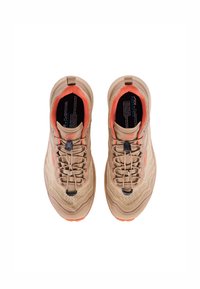 Scarpe sportive beige con tomaia texturizzata, lacci elasticizzati e accenti arancioni fluorescenti. Presentano un design coeso e suole in gomma robusta.