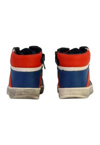 Hoge sneakers in rood en blauw synthetisch materiaal, met witte accenten, een gestructureerde rubberen zool en een zijrits voor gemakkelijk aan- en uittrekken.