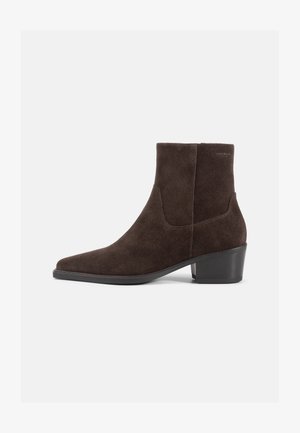 Brune ruskinds ankelstøvle med spids tå og mellemhøj blokhæl, der har en glat tekstur og et skræddersyet design.