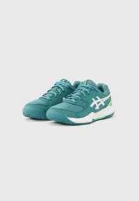 Τιρκουάζ αθλητικά παπούτσια με επάνω μέρος από δίχτυ, λευκές και πράσινες λεπτομέρειες, στρογγυλεμένη μύτη, υφή από καουτσούκ στη σόλα και παραδοσιακό δέσιμο με κορδόνια.