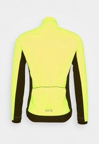 Hochsichtbare gelbe Jacke mit schwarzen Seitenteilen, durchgehendem Reißverschluss, hohem Kragen und Logo-Detail auf der Rückseite. Hergestellt aus leichtem, strukturiertem Stoff.