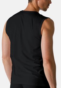 Czarna bezrękawnikowa koszulka sportowa o gładkiej strukturze i dopasowanym fasonie, z czystym tyłem i subtelnymi detalami szwów.
