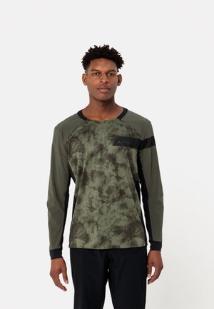 Langsleeve shirt in legergroen met een gemarmerd patroon, zwarte accenten en een ronde hals. Beschikt over een klein logopatch op de borst.