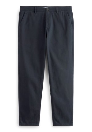 Chino blu navy realizzati in un tessuto morbido con una superficie liscia, dotati di zip frontale, chiusura con bottone e tasche laterali.