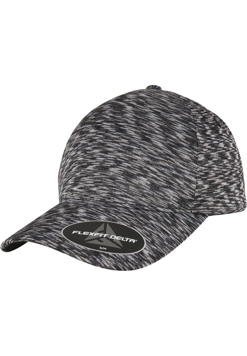 Fekete és szürke sapka texturált, mintás anyagból. Görbített napellenzővel rendelkezik, és egy "FLEXFIT DELTA® S/M" felirat található rajta.