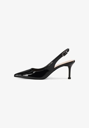 Décolleté slingback in pelle nera verniciata con punta affilata, cinturino regolabile con fibbia e tacco stiletto di altezza media su sfondo bianco.