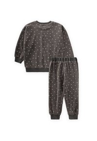 Ensemble de loungewear en polaire gris avec de petits motifs en forme de cœur blancs. Comprend un haut à manches longues et un pantalon assorti avec une taille élastique.