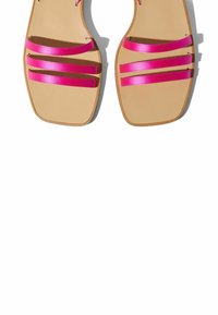 Rosa Satin-Riemen-Sandalen mit quadratischer Zehenform und einer glatten, tanfarbenen Sohle, die drei breite Riemen über dem Oberteil aufweisen.