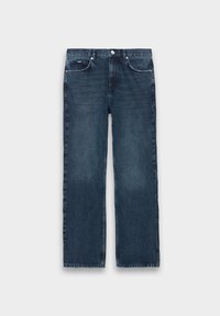 Jeans de mezclilla azul oscuro con un diseño de pierna recta, cinco bolsillos y un desgaste sutil. Cuenta con un cierre de botón y presillas para cinturón.