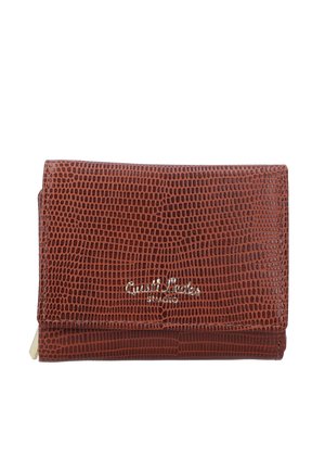 Hnedá peňaženka s krokodílovým vzorom, s hladkým povrchom, s strieborným logom a zipsovým oddelením. Kompaktný obdĺžnikový tvar.