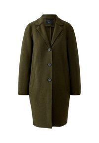 Manteau en laine vert olive avec une coupe cintrée, manches longues, revers crantés et trois boutons sur le devant. Il dispose de deux poches latérales.