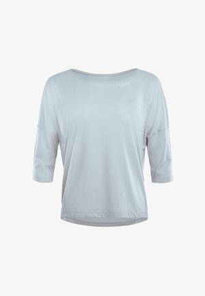 Ljusgrå kortärmad topp med vid halsringning, mjukt tyg, avslappnad passform och subtil logotyp på bröstet. Slät textur utan mönster.