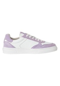 Sneaker bianchi e lavanda realizzati con un mix di materiali in pelle e suede, presentano una punta rotonda, un colletto imbottito e una suola in gomma bianca testurizzata.