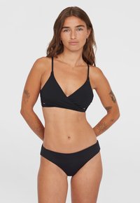 Set bikini nero con top avvolgente caratterizzato da spalline sottili e dettagli con ritagli, abbinato a un fondo a vita bassa coordinato. Tessuto liscio.