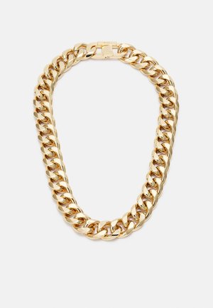 Grove gouden ketting met platte, in elkaar grijpende curb-schakels en een rechthoekig slot op een witte achtergrond.