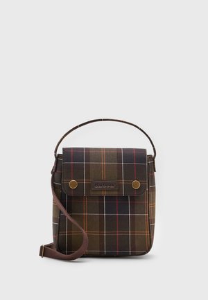 Brązowa i zielona kratowana torba na ramię z przednią klapą zabezpieczoną dwoma mosiężnymi guzikami oraz naszywką z logo Barbour, wyposażona w regulowany materiałowy pasek.