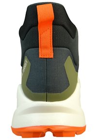 Czarno-szare buty sportowe z teksturowaną cholewką, pomarańczową pętelką, oliwkowymi akcentami oraz białą podeszwą z pomarańczowymi detalami.