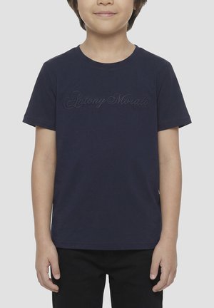 Garçon portant un t-shirt bleu marine à manches courtes avec "Antony Morato" embossé sur la poitrine, associé à un pantalon noir.