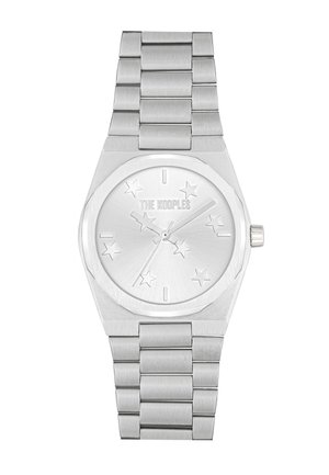 Srebrny zegarek ze stali nierdzewnej z ośmiokątną kopertą, cyferblatem w gwiazdy i szczotkowanym metalowym paskiem. Minimalistyczny design, brak cyfr.