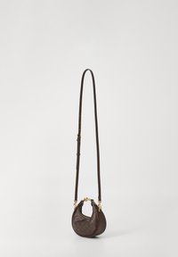 Petit sac bandoulière en cuir marron foncé avec longue sangle réglable et ferrures dorées sur fond uni.