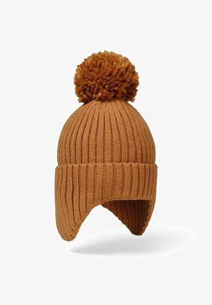 Ruda megzta kepurė su dideliu tekstūriniu pom-pomu viršuje. Turi raukšlėtų raštą ir ausų šonus, kad būtų šilčiau.