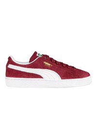 Sneakers in suede rosso con accenti bianchi e suola in gomma testurizzata. Le caratteristiche includono lacci, branding PUMA e un design a profilo basso.