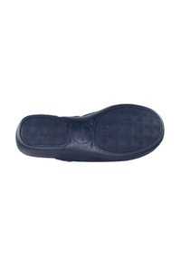 Zapatilla de slip-on en navy con una suela de goma texturizada que presenta un logotipo circular. El material superior es liso con un diseño simple y sin acentos visibles.