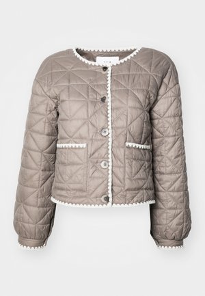 Beige Steppjacke mit rundem Ausschnitt, weißen gewellten Akzenten, Vorderknopfverschluss und zwei vorderen Taschen. Weicher, strukturierter Stoff.