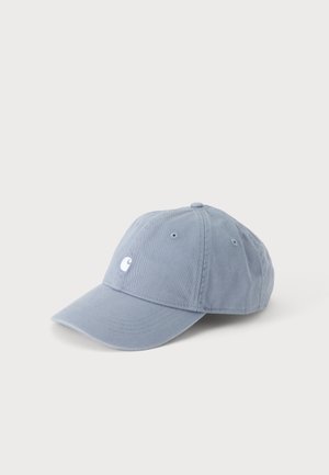 Casquette de baseball bleu clair à six panneaux avec un petit logo blanc à l'avant, présentée sur un fond blanc uni.