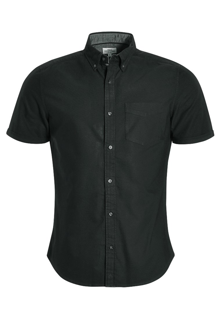 Chemise noire à manches courtes avec boutons en coton. Dispose d'un col, d'une poche avant et d'un ourlet droit. Texture unie et sans motifs.